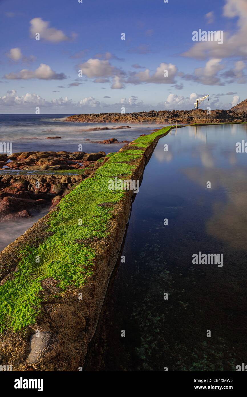 El Pris piscina muro con muschio verde, vicino all'oceano Atlantico con rocce vulcaniche, fotografia a lunga esposizione, Tacoronte, Tenerife, Isole Canarie, Spagna Foto Stock