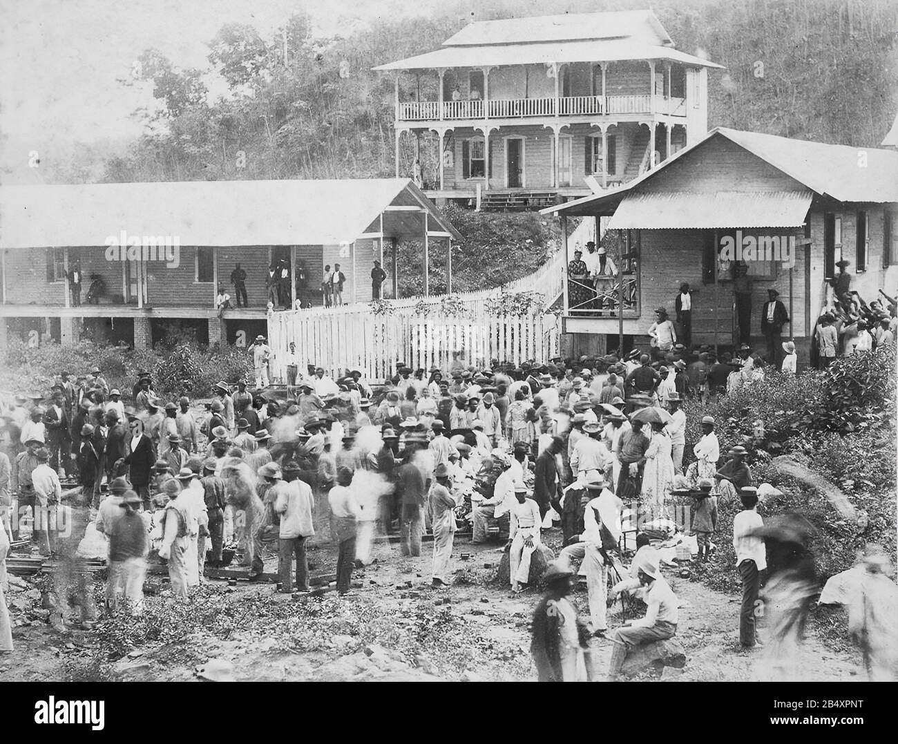 I lavori di costruzione del canale di Panama all'inizio del 20th secolo I Lavoratori si riuniscono per ricevere i loro salari. 1885 Foto Stock