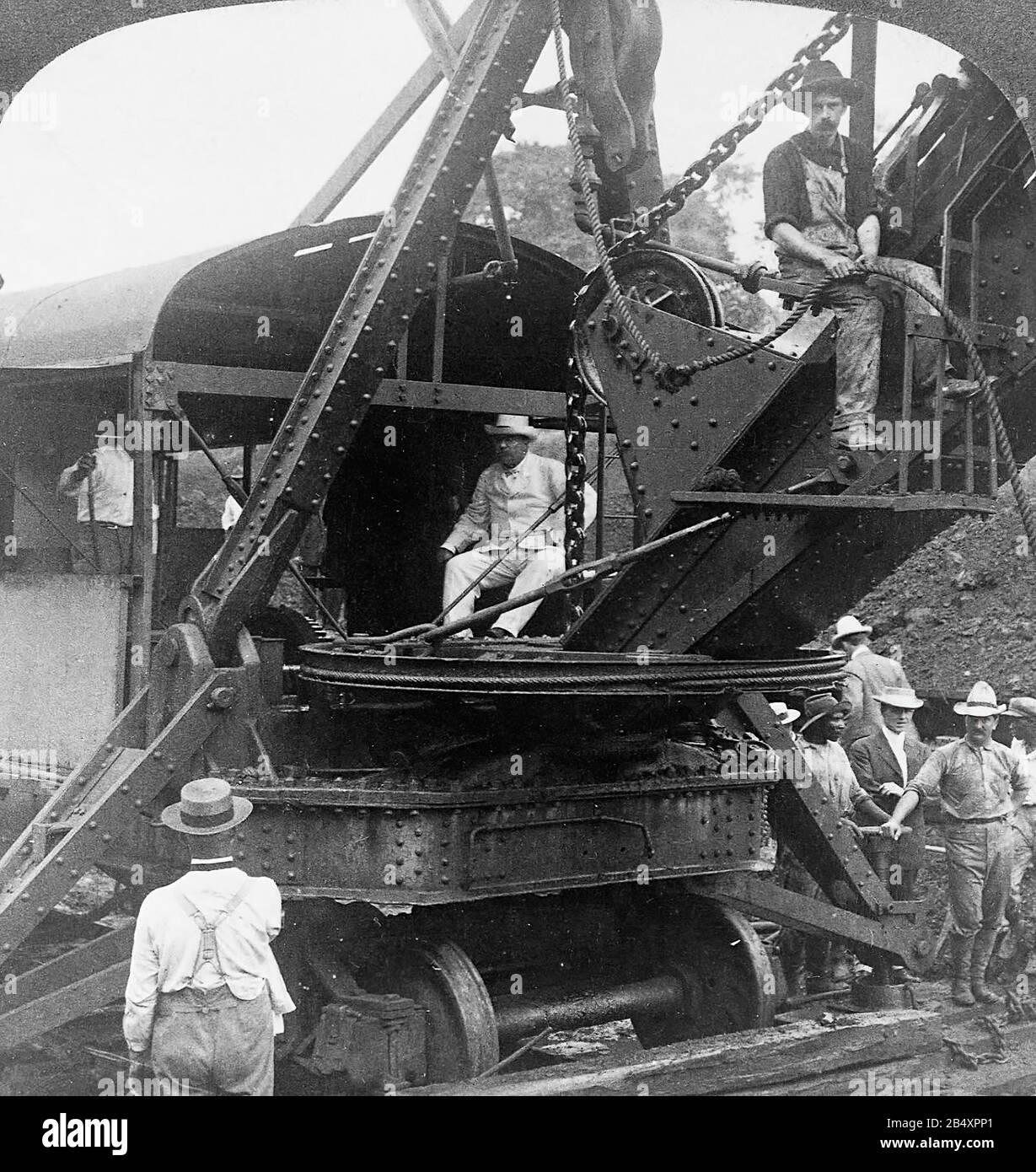 Il presidente Theodore Roosevelt siede nella cabina di una gru durante una visita al sito di costruzione del canale. 1906.. La costruzione del canale di Panama opera all'inizio del 20th secolo Foto Stock