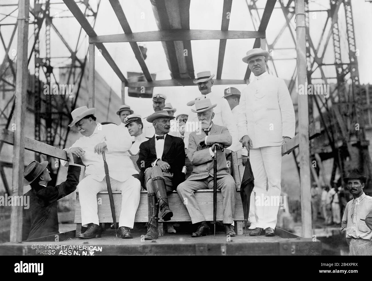 La costruzione del canale di Panama funziona all'inizio del 20th secolo il presidente degli Stati Uniti William Howard Taft (a sinistra) con Supt. Sidney Williamson (centro) durante l'ispezione di costruzione del canale di Panama, Fotografia da Harris & Ewing, novembre 1910 Foto Stock