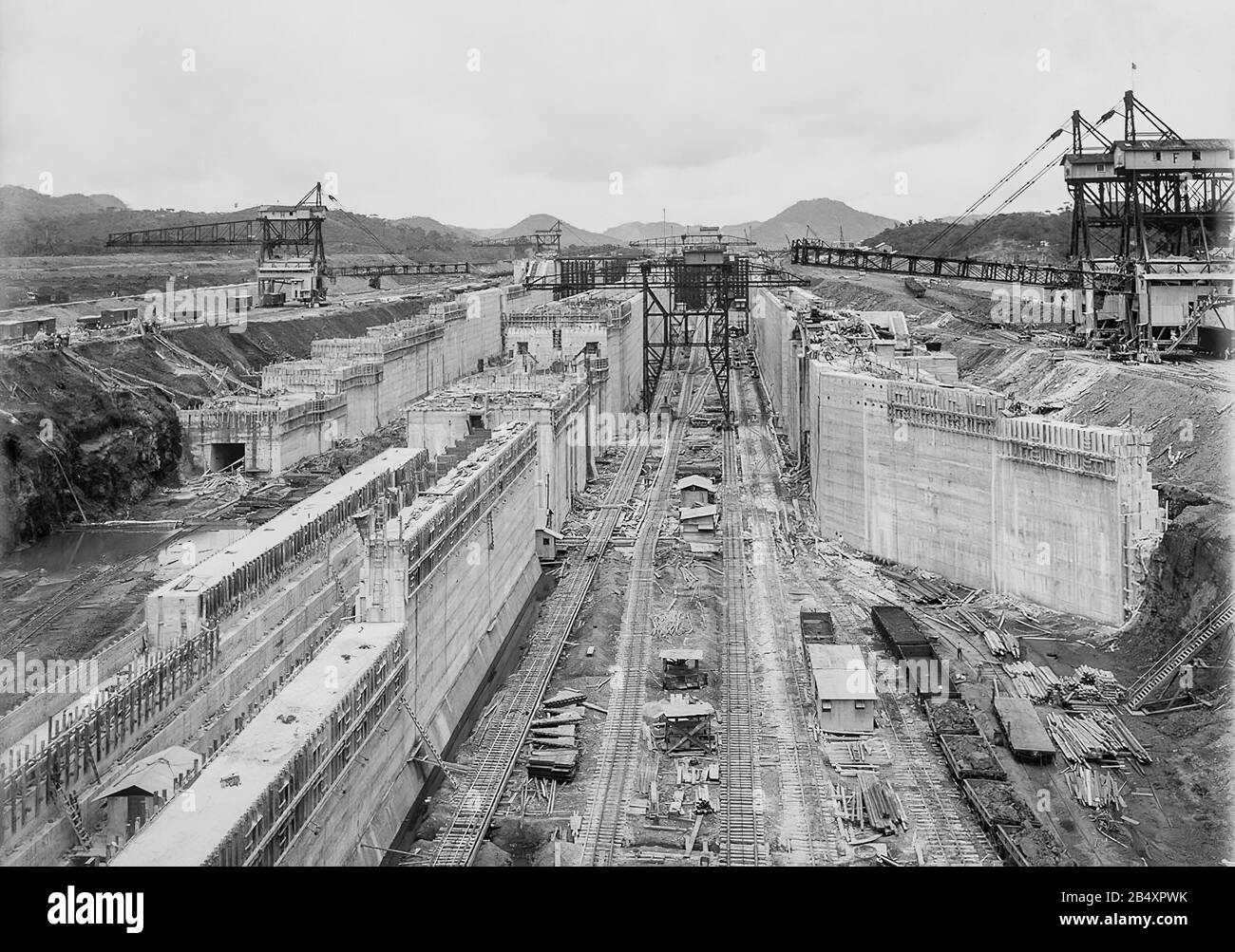 I lavori di costruzione del canale di Panama all'inizio del 20th secolo - le serrature inferiori di Miraflores in costruzione. 1912 Foto Stock