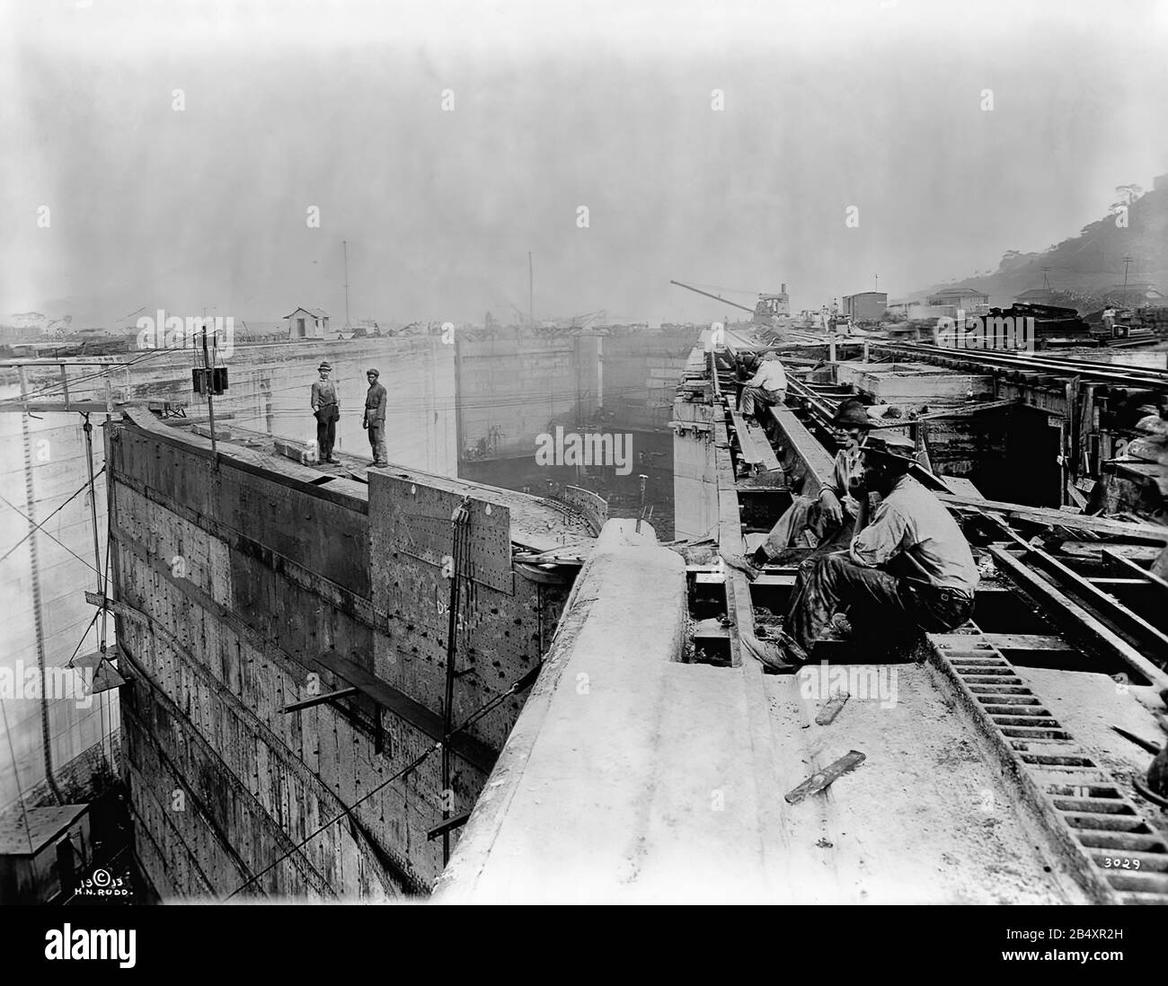 I lavori di costruzione del canale di Panama all'inizio del 20th secolo - Gli Operai prendono una pausa sopra le serrature del canale. 1913 Foto Stock