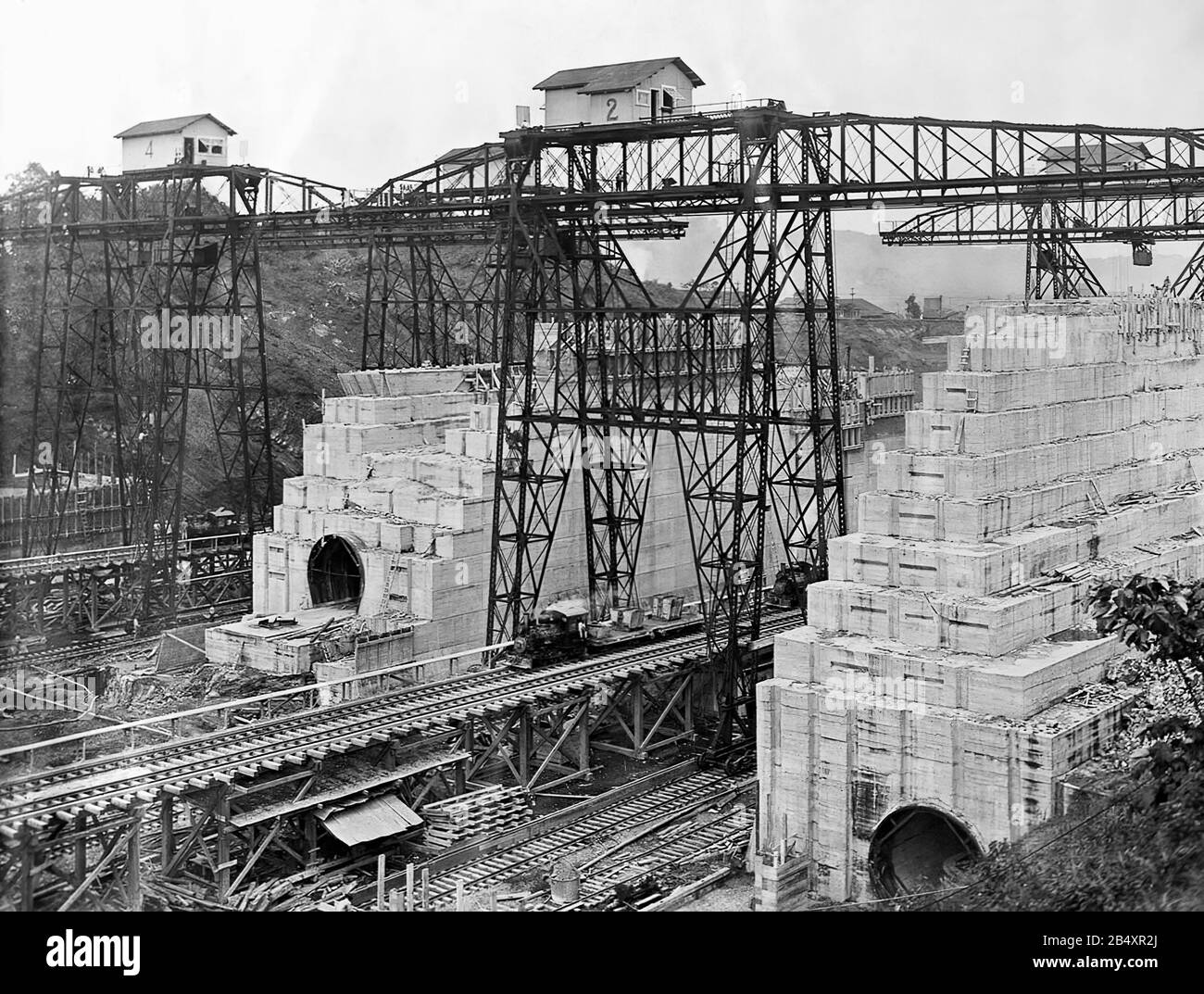 La costruzione del canale di Panama opera all'inizio del 20th secolo - Treni e gru si intersecano alle chiuse di Pedro Miguel. 1913. Foto Stock
