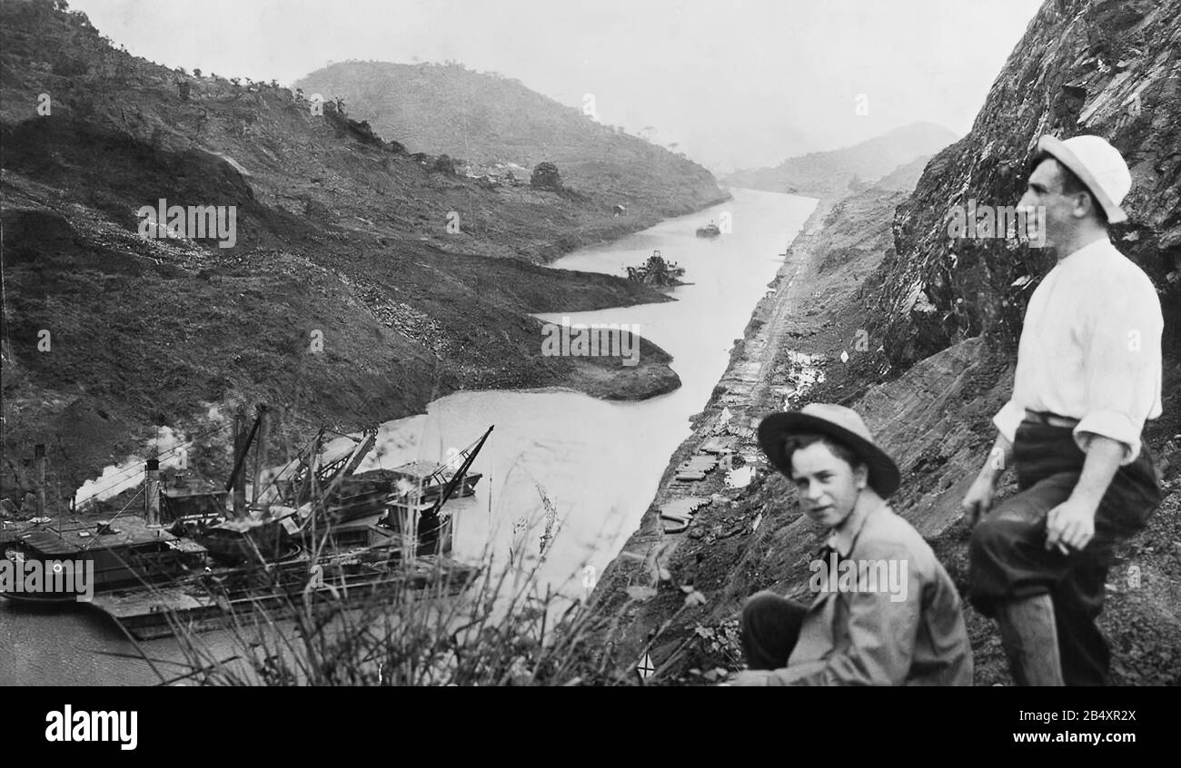 La costruzione del canale di Panama funziona all'inizio del 20th secolo - gli uomini guardano sopra come dredges chiari i risultati di una frana a Cucaracha. 1914 Foto Stock