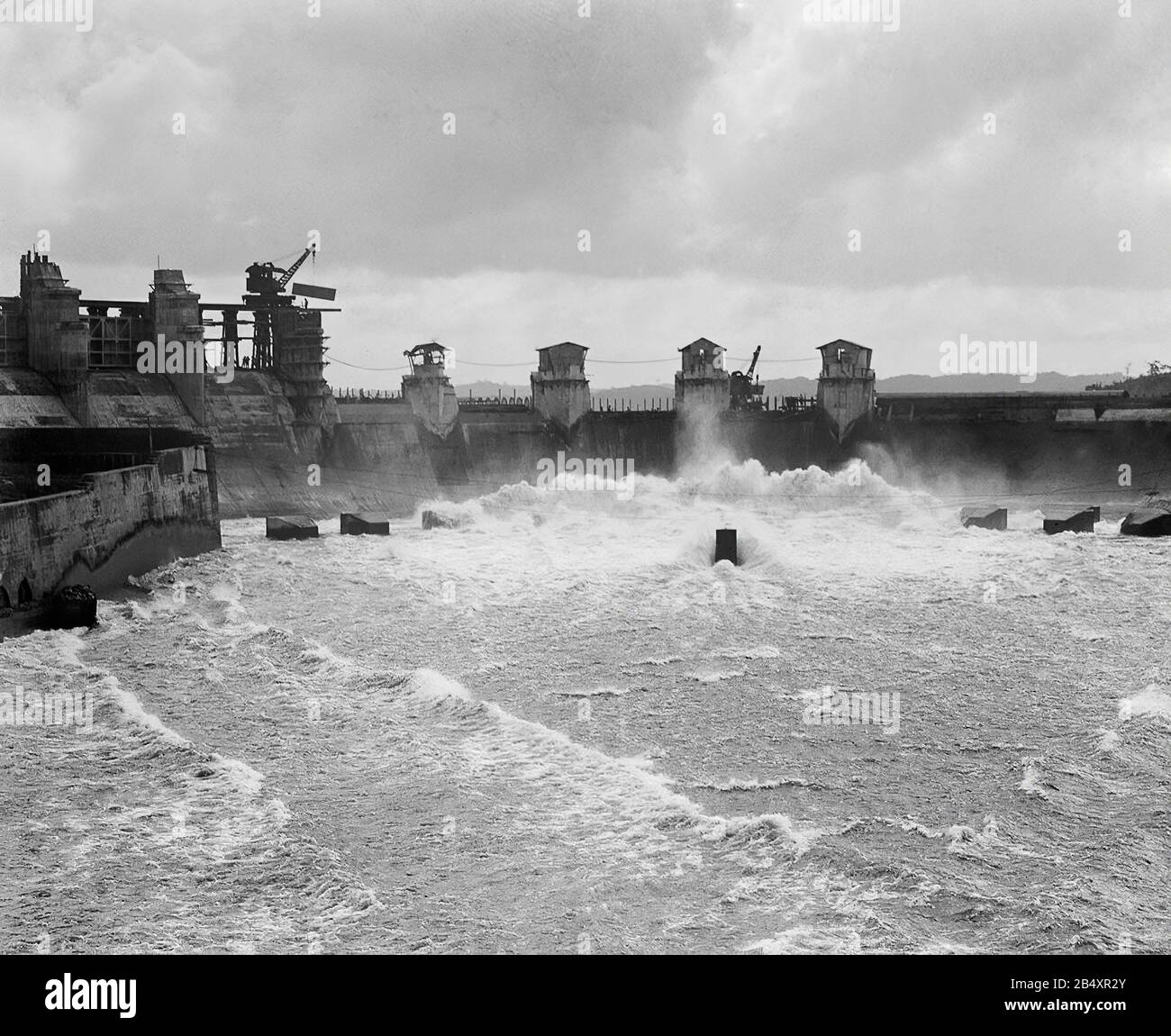 La costruzione del canale di Panama opera all'inizio del 20th secolo - lo sfioratore della Diga di Gatun, che impatta il lago artificiale di Gatun, una sezione importante del canale. 1913. Foto Stock