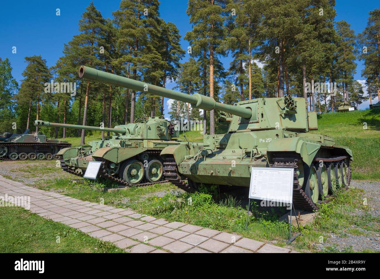 Isola di Parola, FINLANDIA - 10 GIUGNO 2017: Soleggiata giornata di giugno sul Museo Dei Veicoli Armored Foto Stock