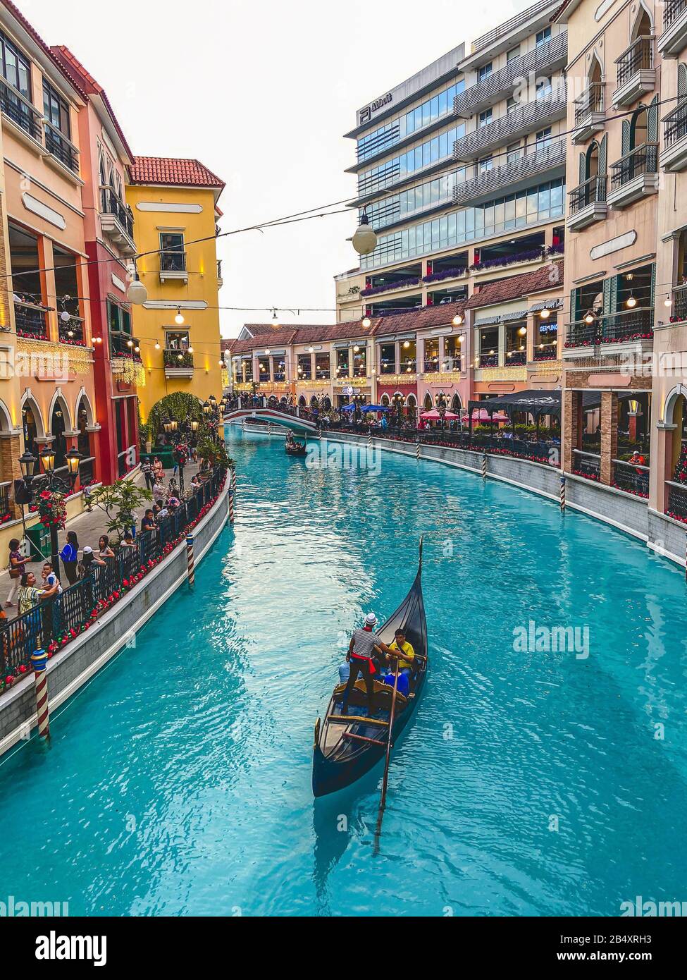 Crociera in gondola nel Centro commerciale Veneziano di Manila, Filippine Foto Stock