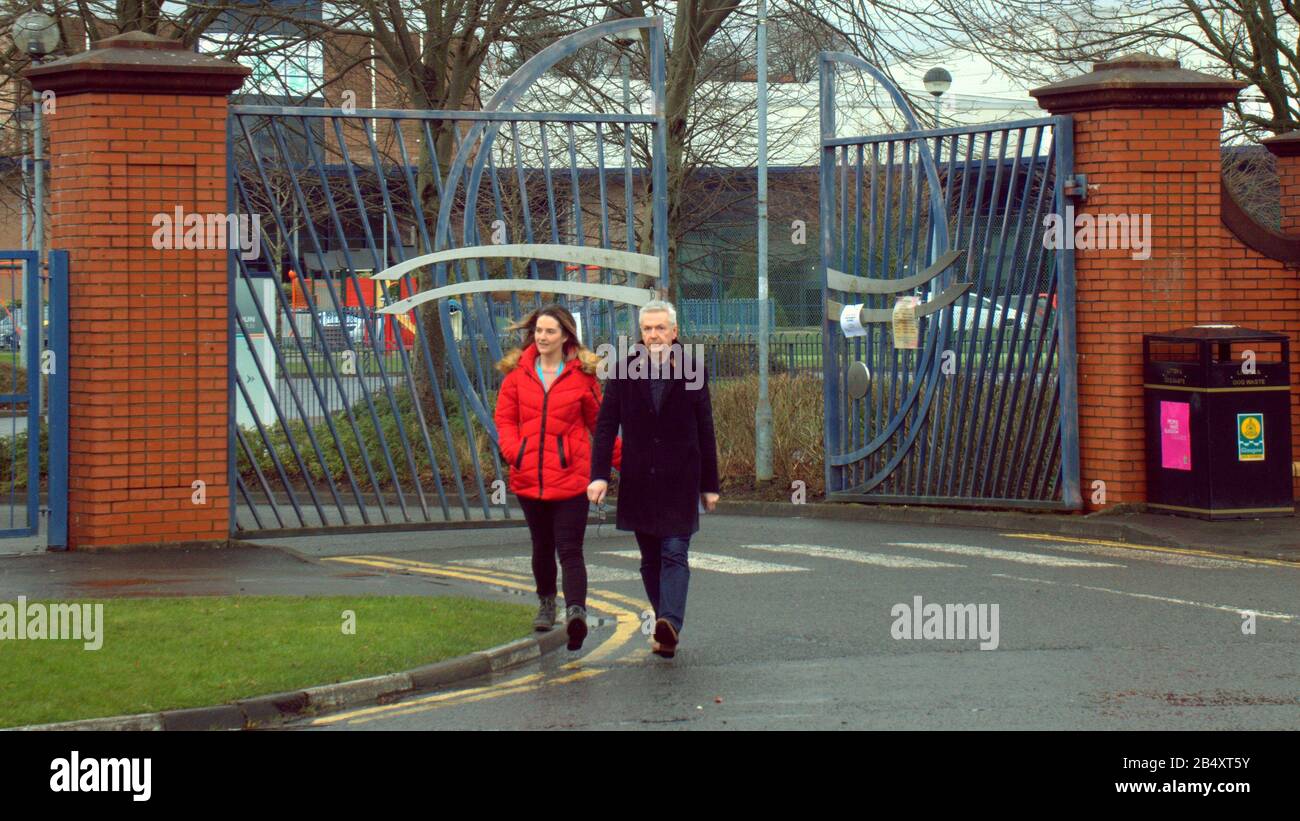 Glasgow, Scotstoun, Regno Unito, 7th Marzo, 2020: Il complesso sportivo Scotstoun è stato chiuso questa mattina agli amanti della palestra e degli sport e il rugby femminile internazionale annullato a causa di Coronavirus spavare. Uno dei giocatori di rugby femminile è stato trovato per essere infettato e un utente settimanale delle strutture della palestra. I cancelli sono stati aperti per consentire ai lavoratori di lasciare in auto e a piedi. I clienti delusi si sono trovati di fronte a delle notifiche ai cancelli chiusi e gli stand erano vuoti. Copywrite Gerard Ferry/ Alamy Live News Foto Stock