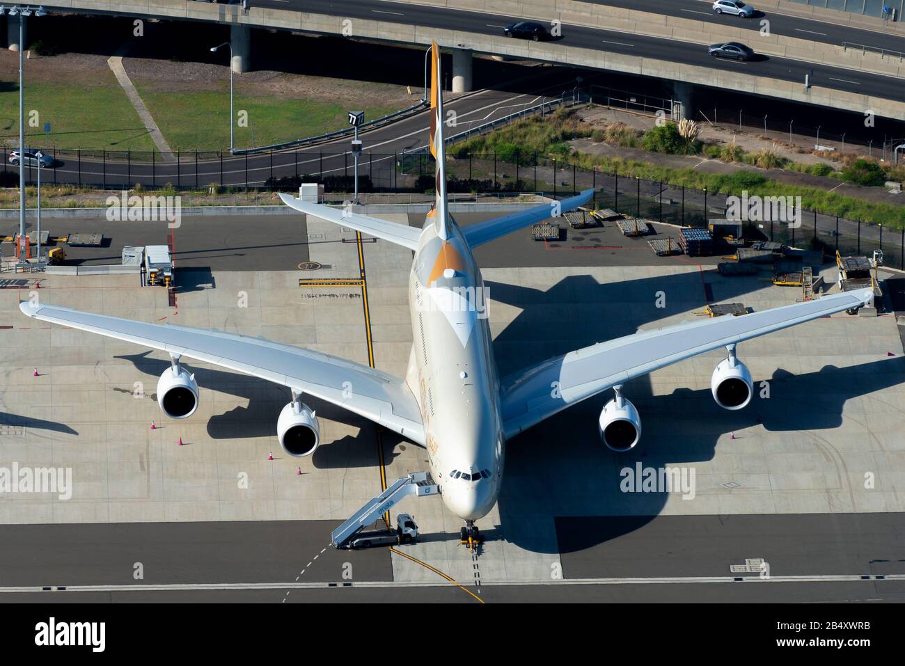 Veduta aerea dell'Airbus A380 di Etihad Airways. Vista frontale che mostra quattro motori aerei con grande wingspan presso l'aeroporto internazionale. Sydney, Australia. Foto Stock