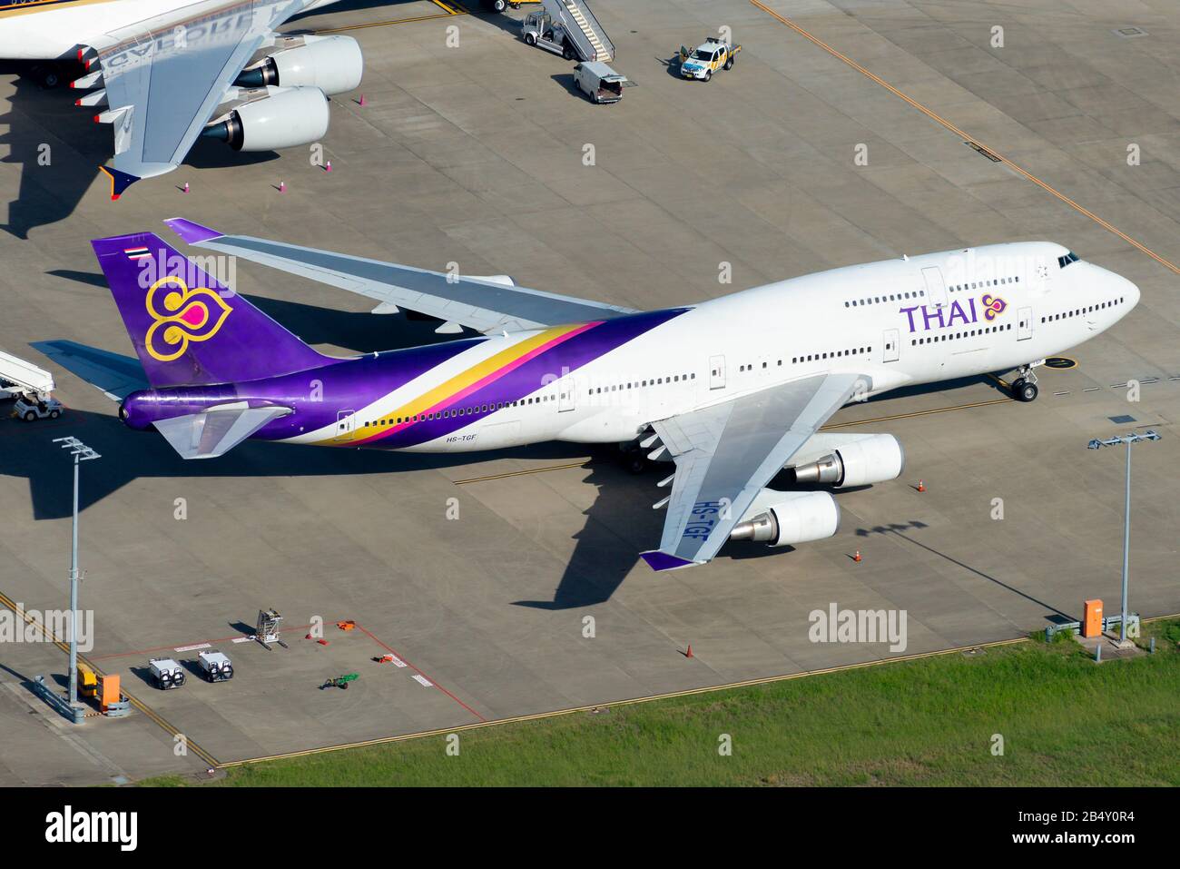 Thai Airways International Boeing 747 parcheggiato all'aeroporto di Sydney in Australia registrato come HS-TGF. 747-400 aeromobili prima del volo per Bangkok, Thailandia Foto Stock