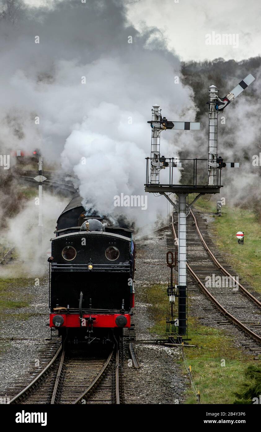 Ramsbottom, Lancashire, Regno Unito. 07 Marzo 2020. Giorno due del Gala annuale di vapore di primavera sulla Ferrovia di East Lancashire. Giornata intensa alla stazione ferroviaria di Ramsbottom, Lancashire, mentre i passeggeri cambiano treno alla fermata. L'evento di tre giorni attira centinaia di appassionati di vapore da tutto il paese. Credito: Paul Heyes/Alamy Live News Foto Stock