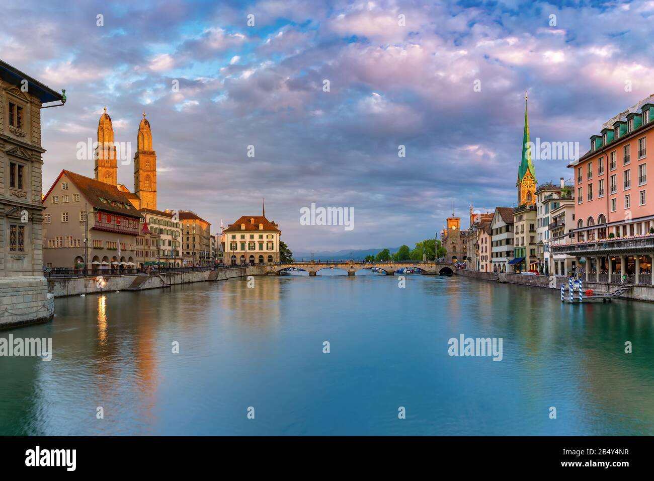 Famose chiese Fraumunster, Grossmunster e Wasserkirche lungo il fiume Limmat all'alba nel centro storico di Zurigo, la città più grande della Svizzera Foto Stock