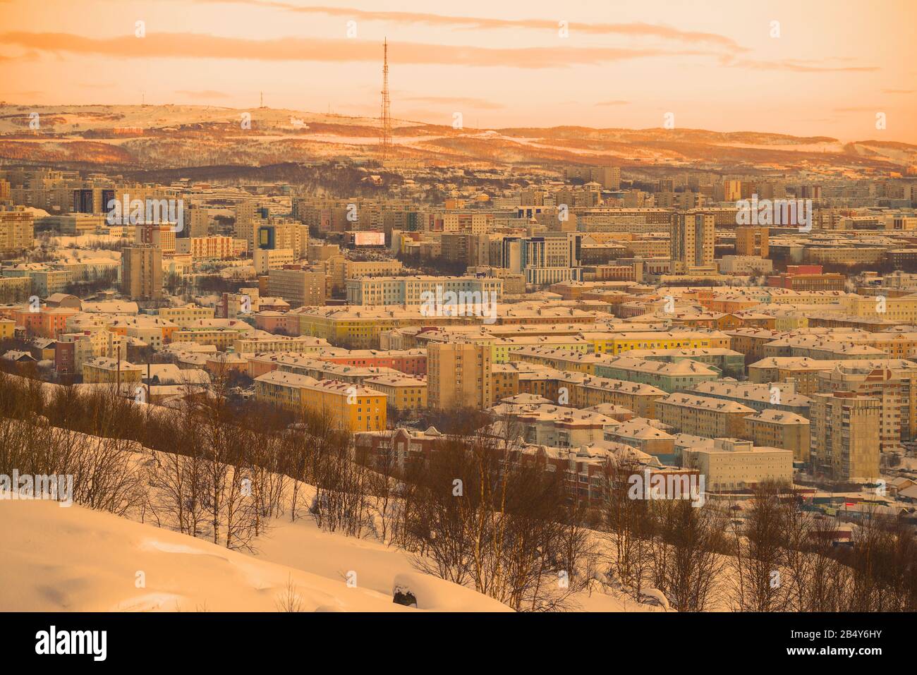 Murmansk, RUSSIA - 21 FEBBRAIO 2019: Panorama della città polare al tramonto di febbraio Foto Stock
