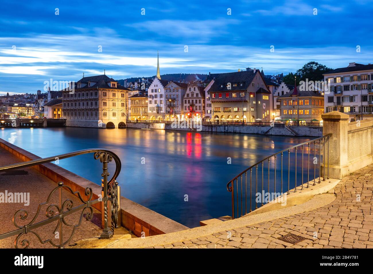 Lungofiume di Limmat di notte nel centro storico di Zurigo, la città più grande della Svizzera Foto Stock