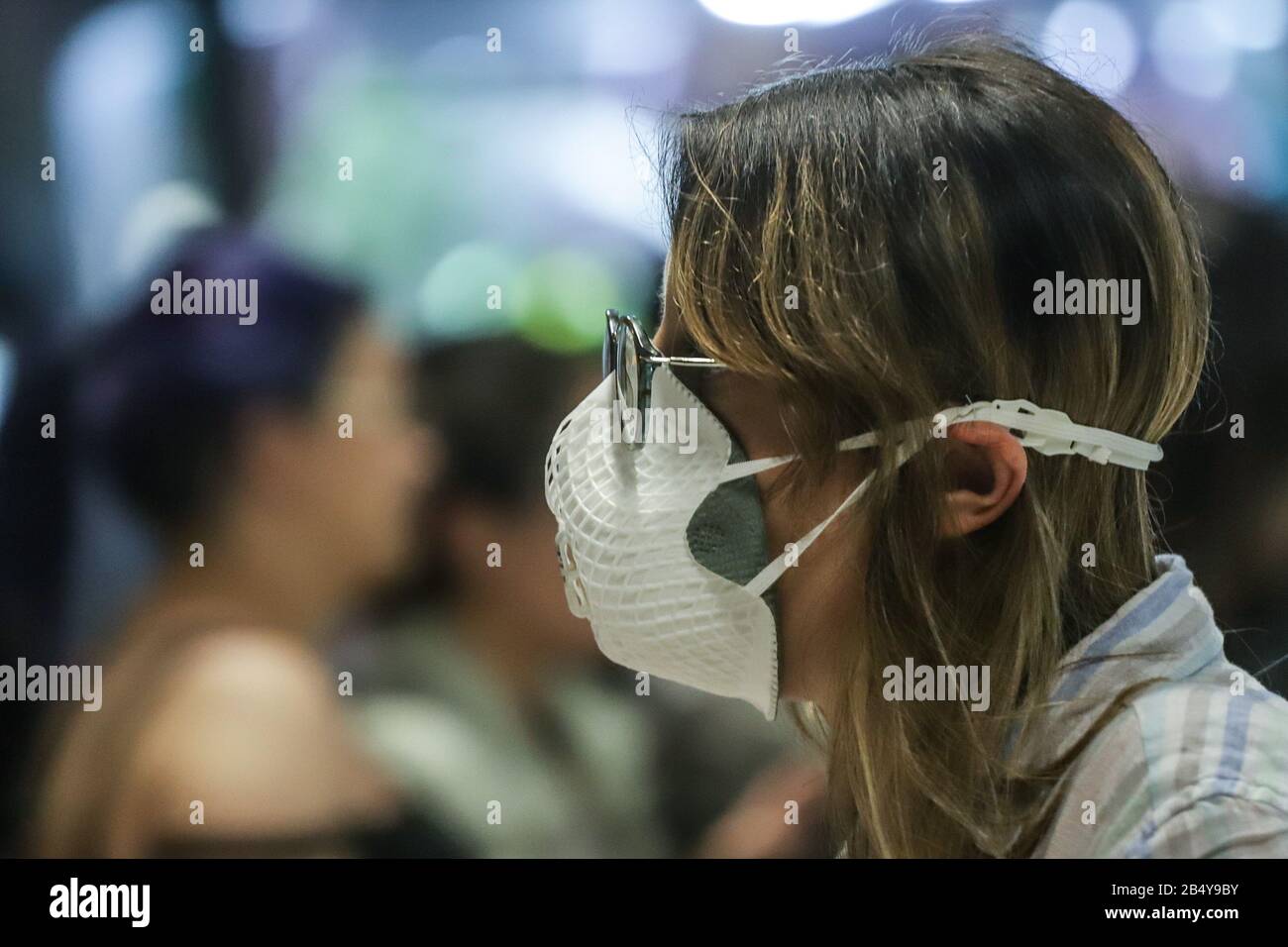 San Paolo, Brasile. 7th Mar, 2020. Un passeggero indossa la maschera quando arriva all'Aeroporto Internazionale Guarulhos alla periferia di Sao Paulo, Brasile, 7 marzo 2020. In Brasile, il numero di casi COVID-19 confermati è salito a 13. Tra questi, 10 casi sono stati registrati nel comune di San Paolo, mentre gli altri tre sono stati registrati rispettivamente negli stati di Rio de Janeiro, Espirito Santo e Bahia. Credito: Rahel Patrasso/Xinhua/Alamy Live News Foto Stock