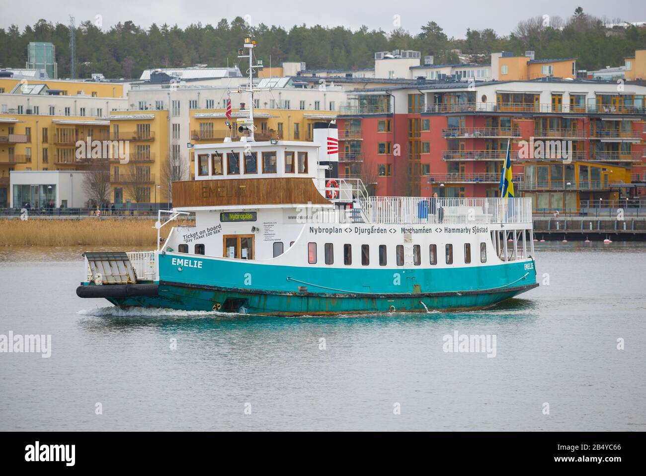 Stoccolma, SVEZIA - 09 MARZO 2019: City Ferry 'Emelie' sullo sfondo del moderno sviluppo urbano in una giornata torbida di marzo Foto Stock