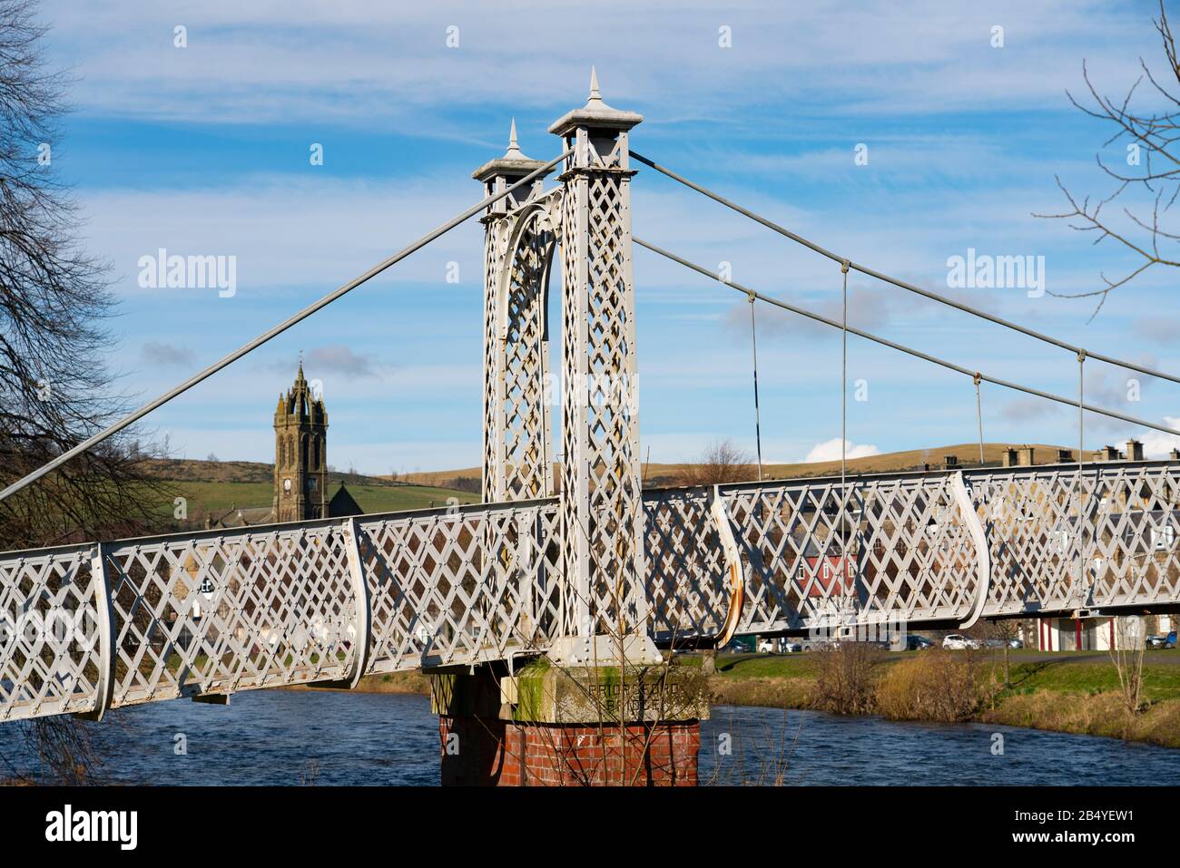 Vista del fiume Tweed e del ponte pedonale di Priorsford a Peebles ai Confini scozzesi, Scozia, Regno Unito Foto Stock