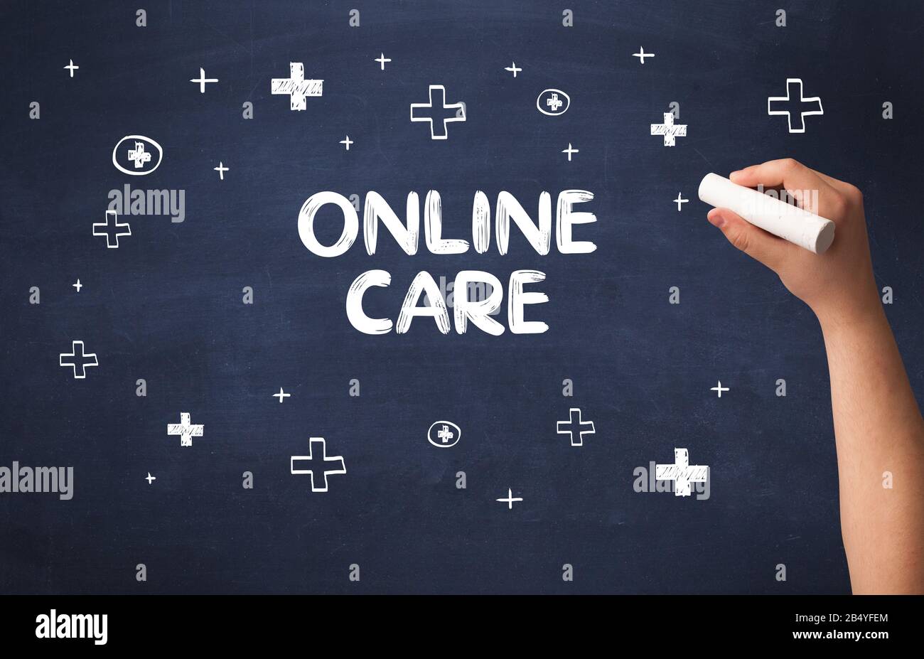 Disegno a mano cura on line iscrizione con gesso bianco sulla lavagna, concetto medico Foto Stock