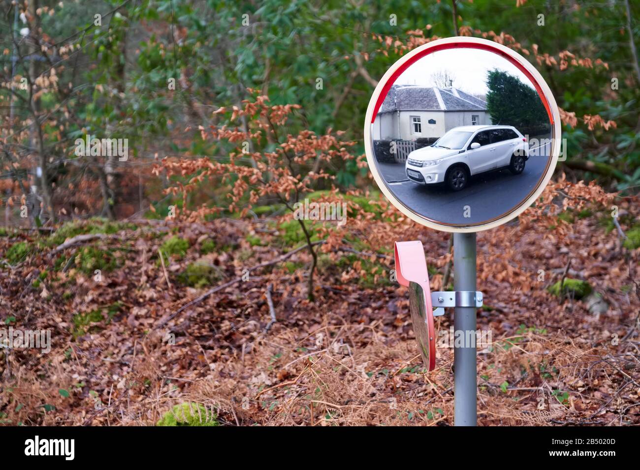 Assistenza specchietto retrovisore rotondo per il conducente in punti ciechi che guida sulla strada principale Foto Stock