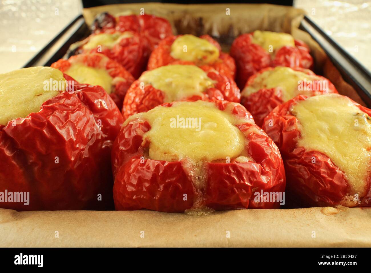 pepe rosso dolce farcito in casa con formaggio giallo cotto nel forno per la vendita sul mercato alimentare Foto Stock