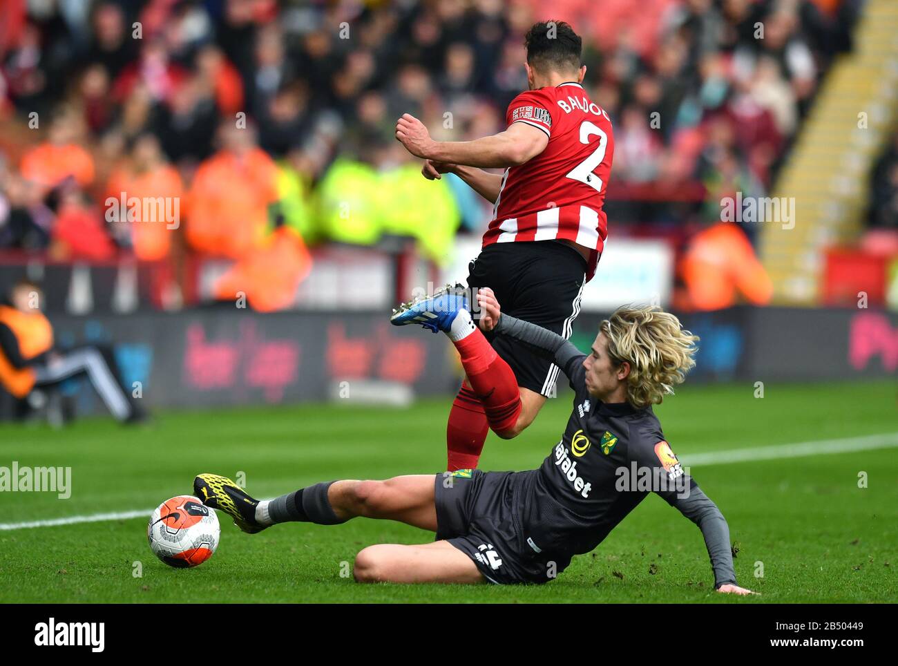 Todd Cantwell di Norwich City (a destra) e George Baldock di Sheffield United si sfidano per la palla durante la partita della Premier League a Bramall Lane, Sheffield. Foto Stock