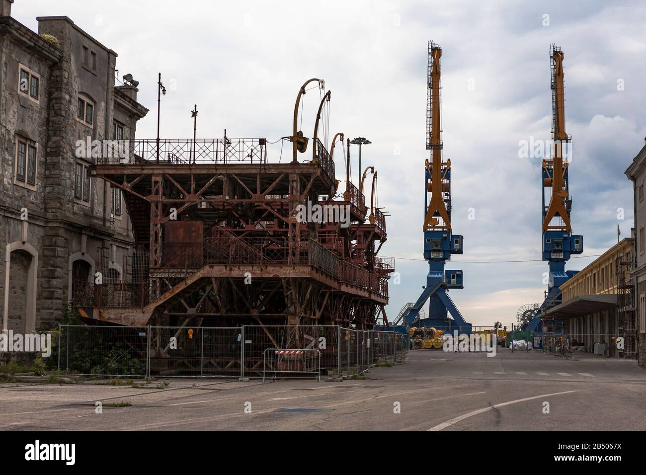 Magazzino abbandonato costruito nel Porto Vecchio di Trieste, Friuli-Venezia Giulia, Italia Foto Stock