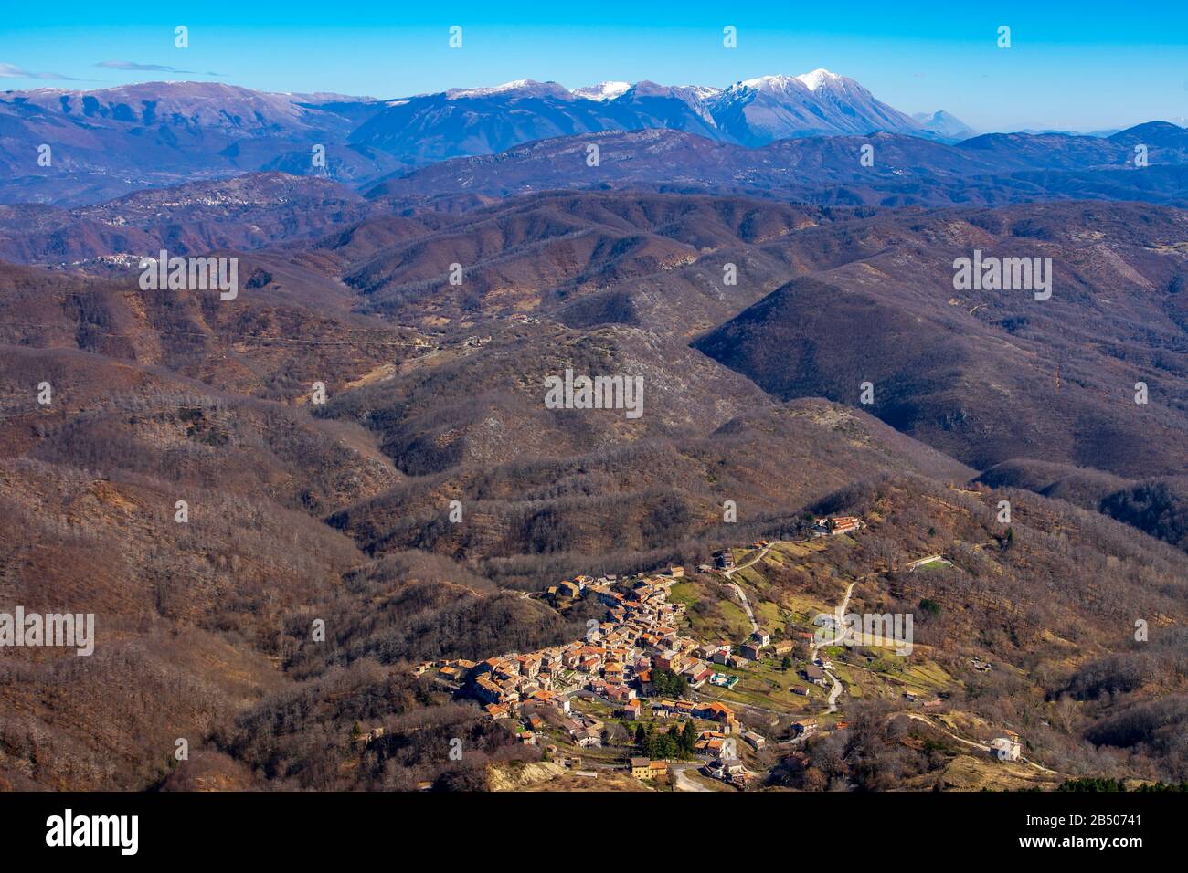 Panorama dell'Appennino Centrale con vista sul gruppo Monte Velino sullo sfondo Foto Stock