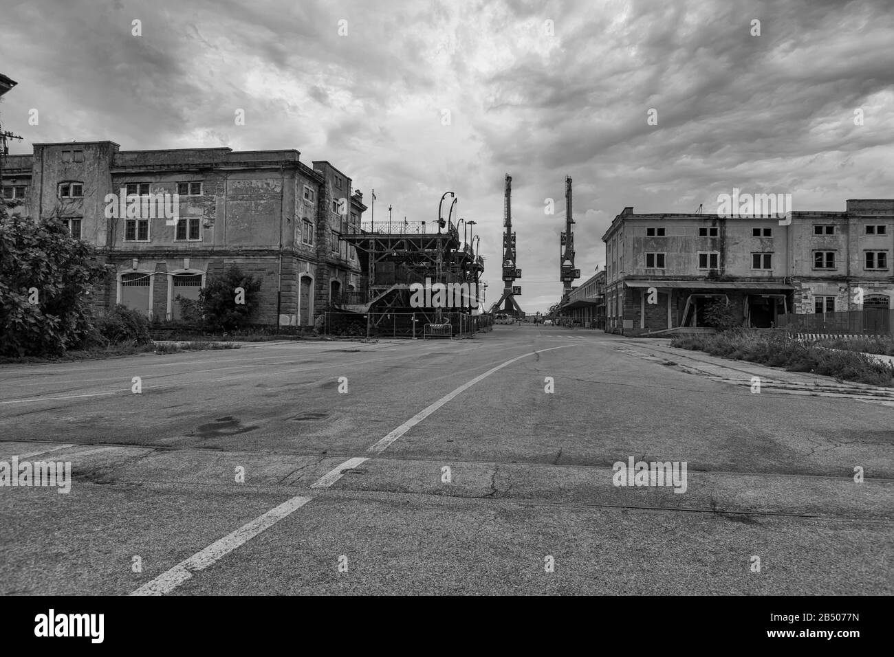 Magazzino abbandonato costruito nel Porto Vecchio di Trieste, Friuli-Venezia-Giulia, Italia: Versione in bianco e nero Foto Stock