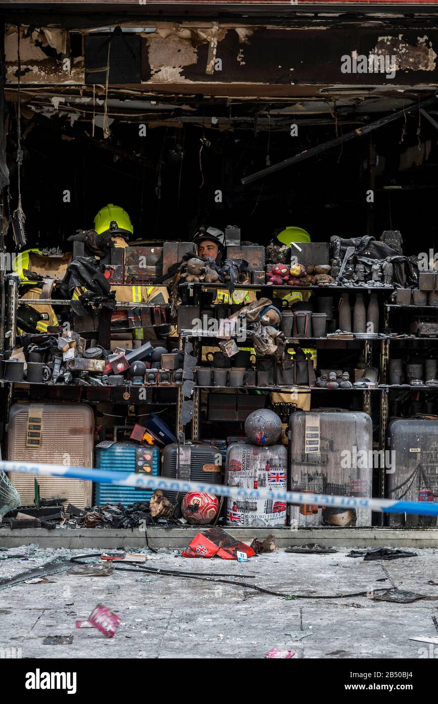 Londra, Regno Unito. 07th marzo 2020. Un fuoco guette un negozio di articoli da regalo su Oxford Street, Londra. Credito: Guy Bell/Alamy Live News Foto Stock