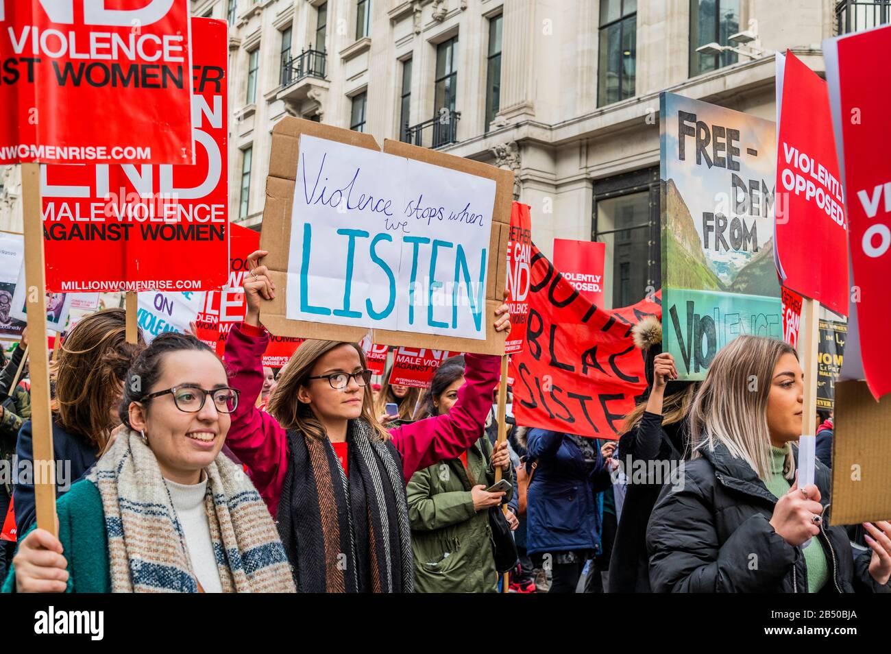 Londra, Regno Unito. 07th marzo 2020. Milioni di donne Sono in marcia Per ricordare le donne e le ragazze che sono state uccise. I temi di quest'anno sono stati "Mai dimenticati" e "giustizia" - "non ci sarà silenzio! Non ci dimenticheremo!". Ai marcher è stato chiesto di indossare qualcosa di rosso - il colore del sangue, 'il sangue delle nostre sorelle che sono stati assassinati e violentati per le mani di violenza maschile.' credito: Guy Bell/Alamy Live News Foto Stock