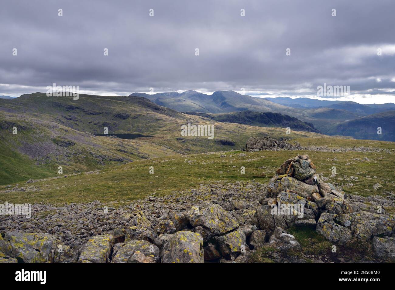 Nuvole scure che coprono le cime degli scells Foto Stock