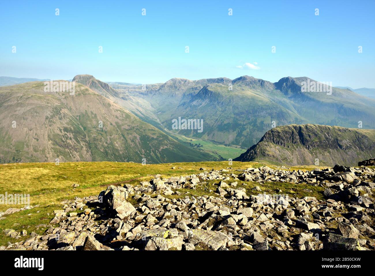 Nebbia marina sotto le cime di Wasdale Fells Foto Stock