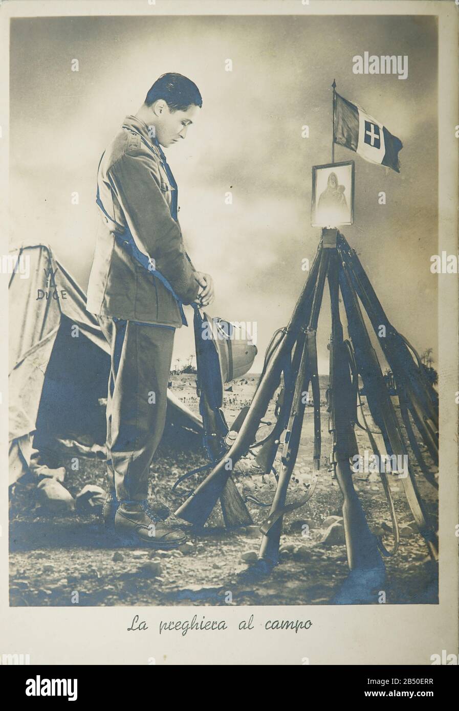 Fascismo, cartolina propagandistica italiana della seconda guerra mondiale - la preghiera del campo - sacerdote del campo Foto Stock