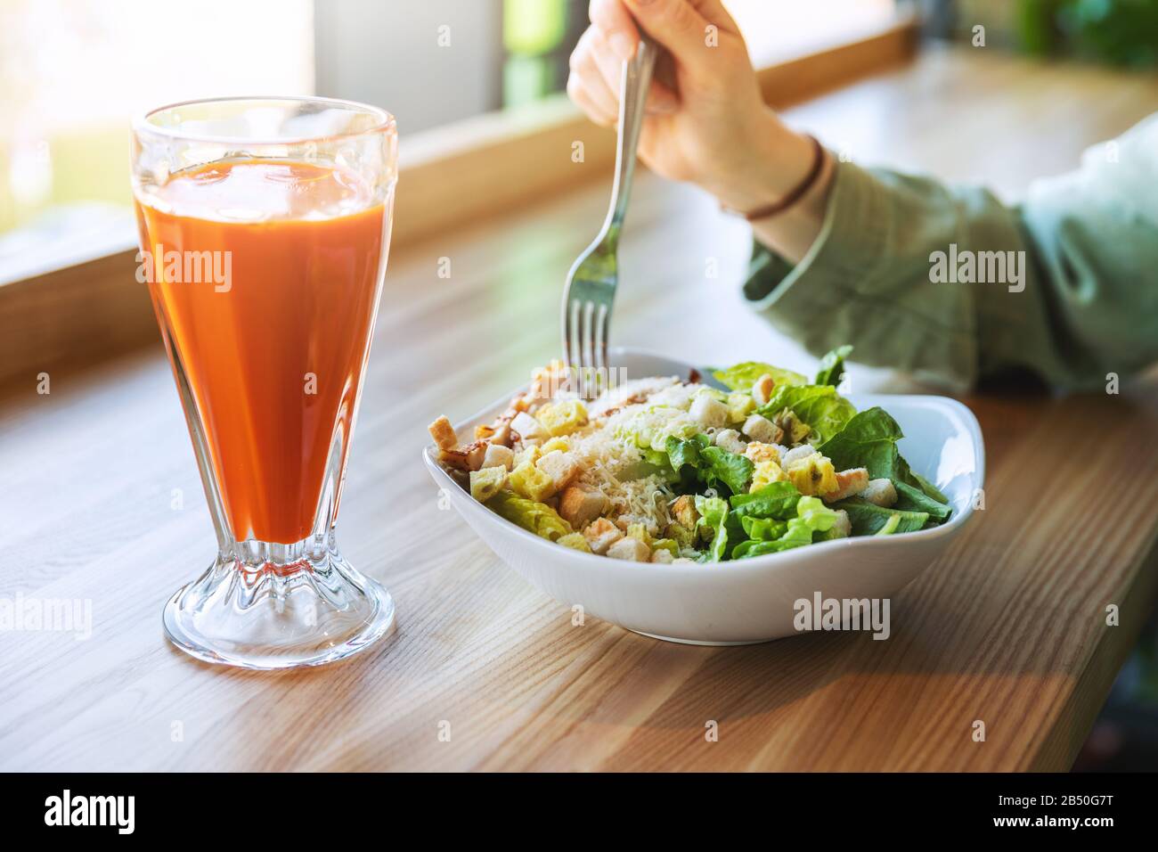 pasto di insalata caesar classica con succo di carota fresco Foto Stock