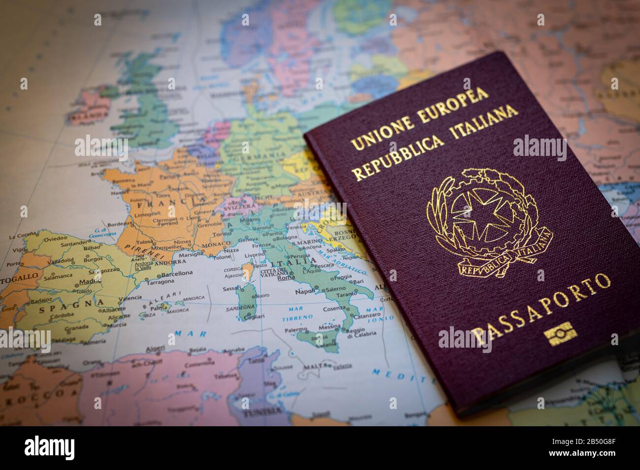 Passaporto italiano con carta politica europea. Vista ravvicinata Foto Stock