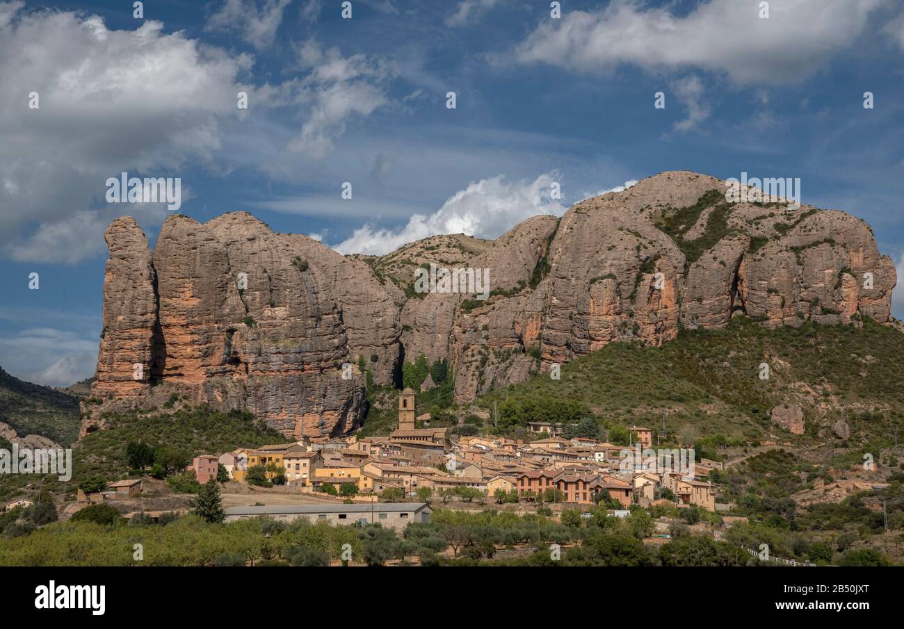 Il villaggio di Agüero e i pinnacoli conosciuti come i Mallos de Agüero oltre; vicino Riglos, Huesca, Aragona, Spagna Foto Stock