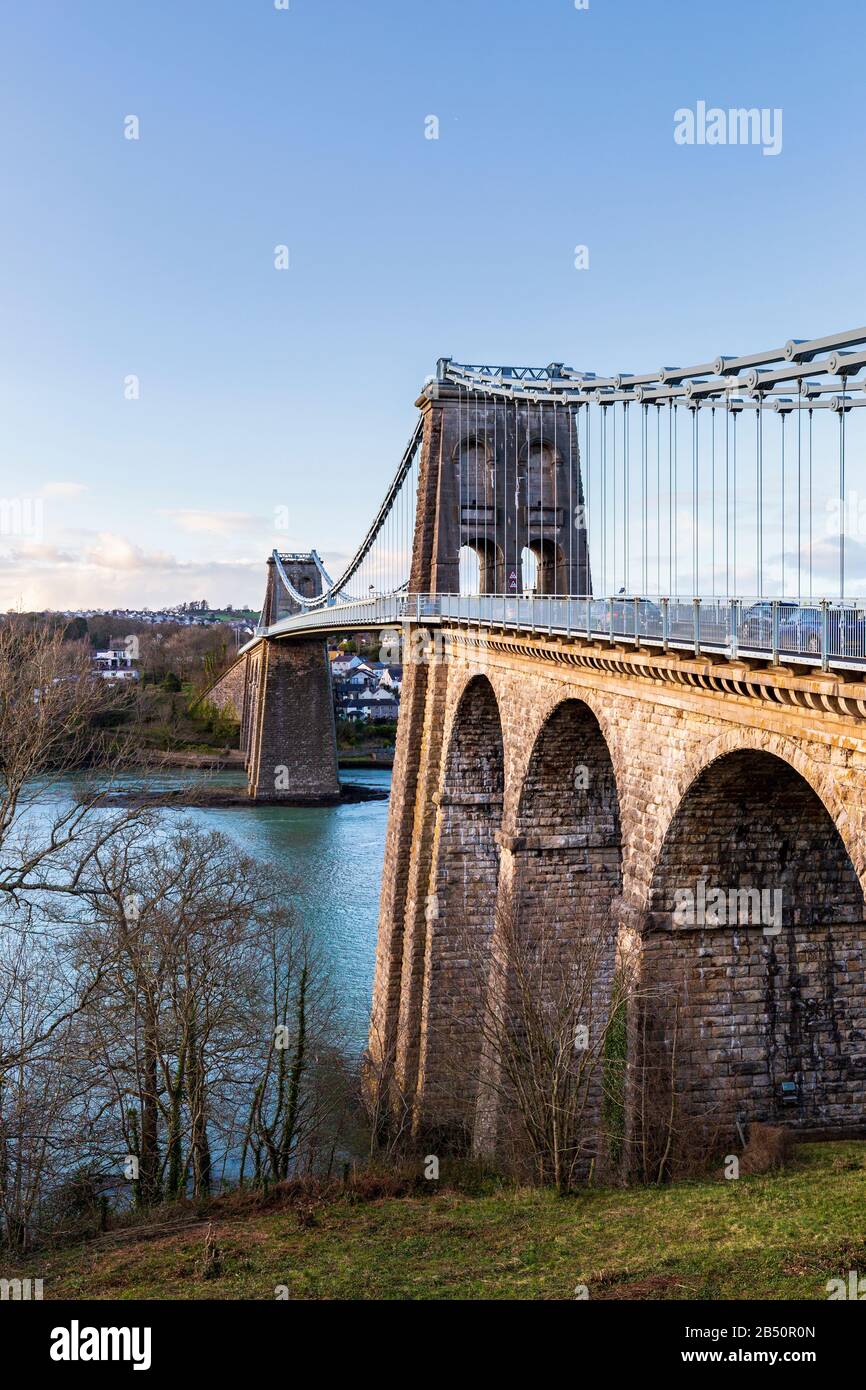 Il Ponte Menai sopra lo stretto di Menai guardando verso Anglesey dalla terraferma Foto Stock