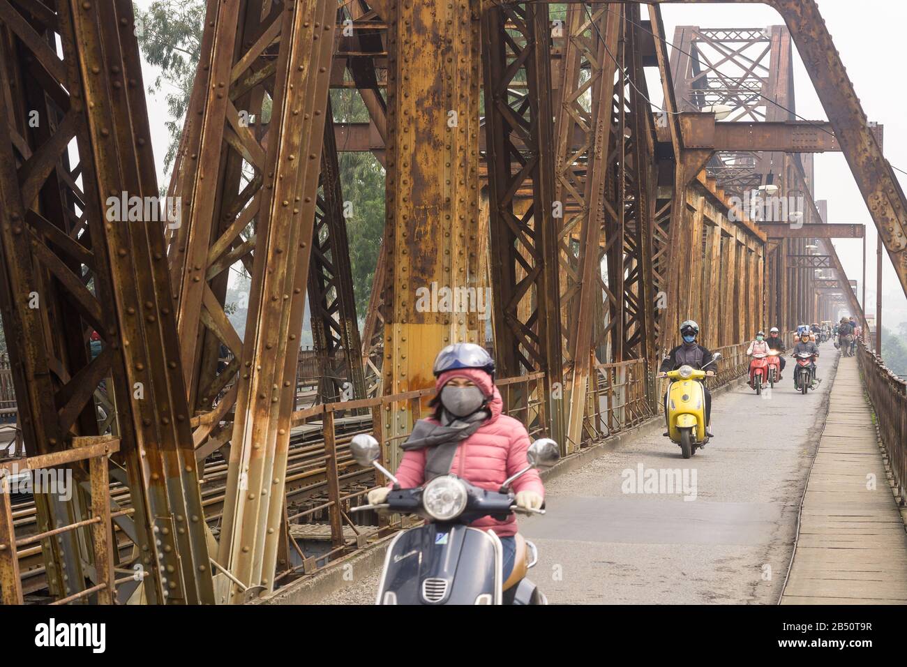 Ponte di Hanoi Long Bien - Gli Automobilisti attraversano lo storico ponte di Long Bien ad Hanoi, Vietnam, Sud-est asiatico. Foto Stock