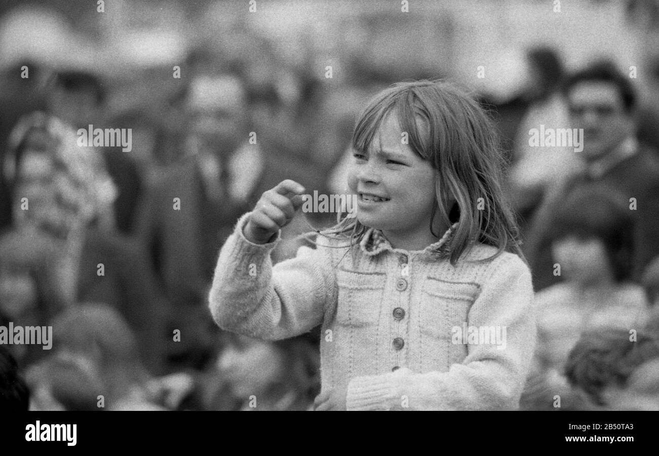 Anni '1970, storica, una giovane ragazza animata che guarda uno spettacolo Punch & Judy, Inghilterra, Regno Unito. Foto Stock