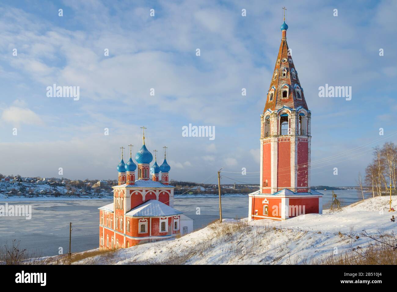 Antica Chiesa Dell'Icona della Madre di Dio di Kazan sulle rive del fiume Volga in un giorno di gennaio. Tutaev (Romanov-Borisoglebsk). Yaroslavl re Foto Stock