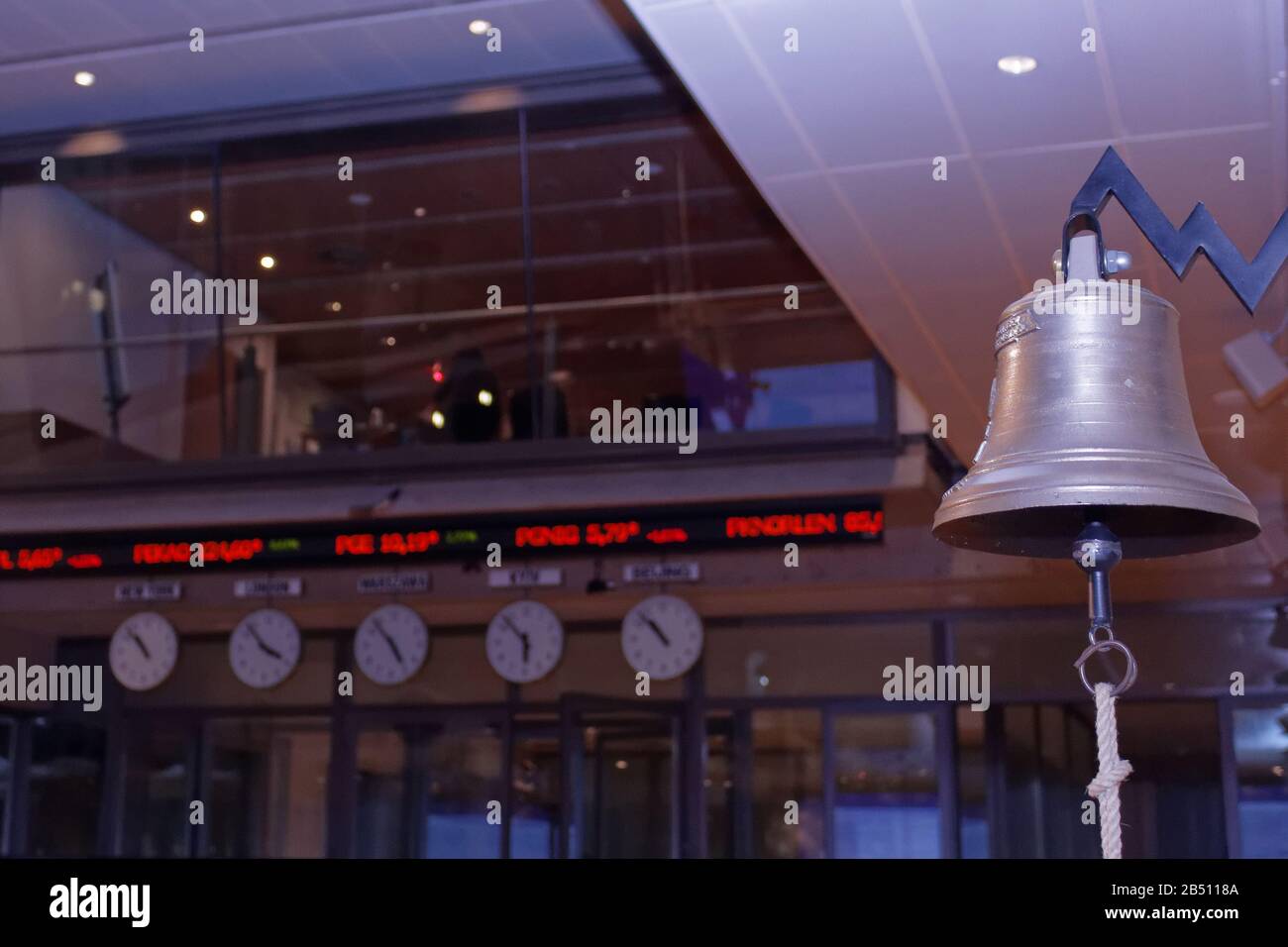 VARSAVIA/POLONIA - 27 marzo 2018: Visualizza quotazioni digitali, orologi e campane nella stanza di negoziazione della Borsa di Varsavia (WSE, GPW) Foto Stock