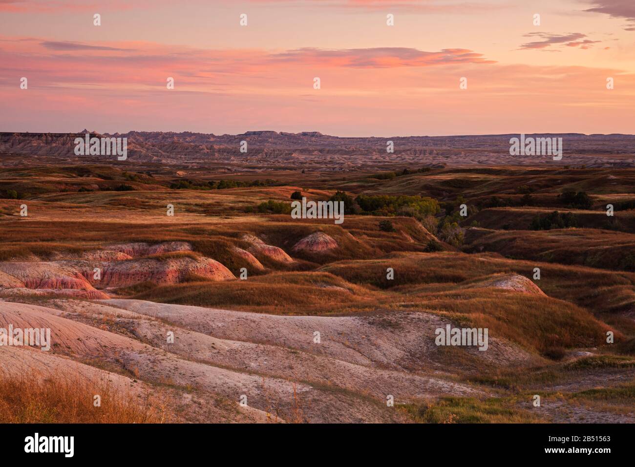 SD000325-00...SOUTH DAKOTA - Tramonto sulle praterie della Badlands Wilderness nel Badlands National Park. Foto Stock