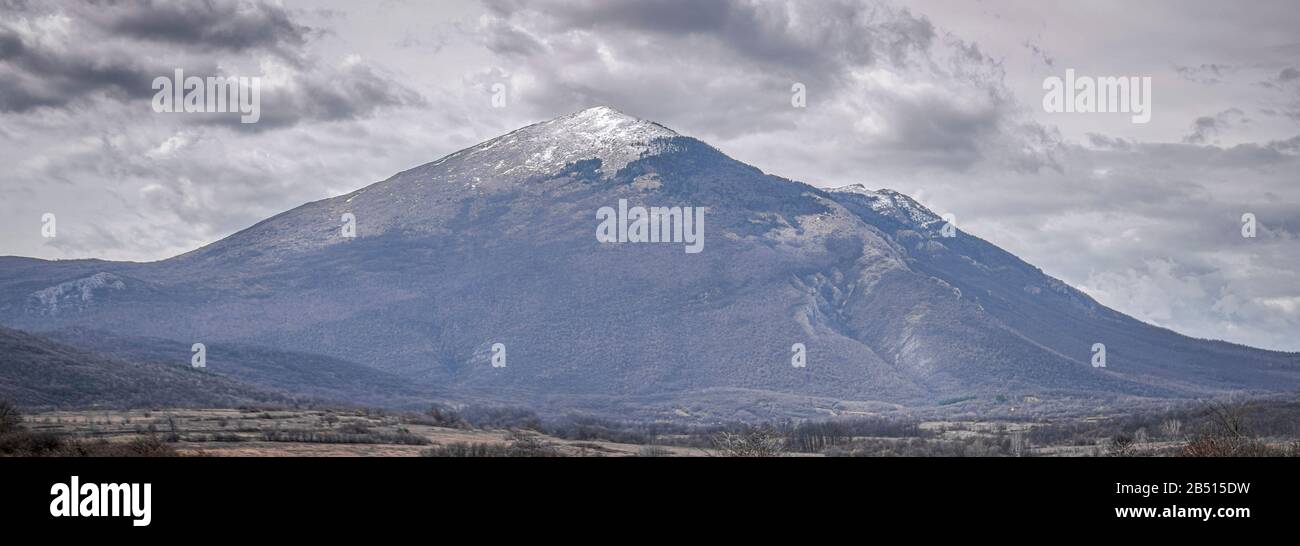Vista panoramica del Monte Rtanj nella Serbia orientale Foto Stock