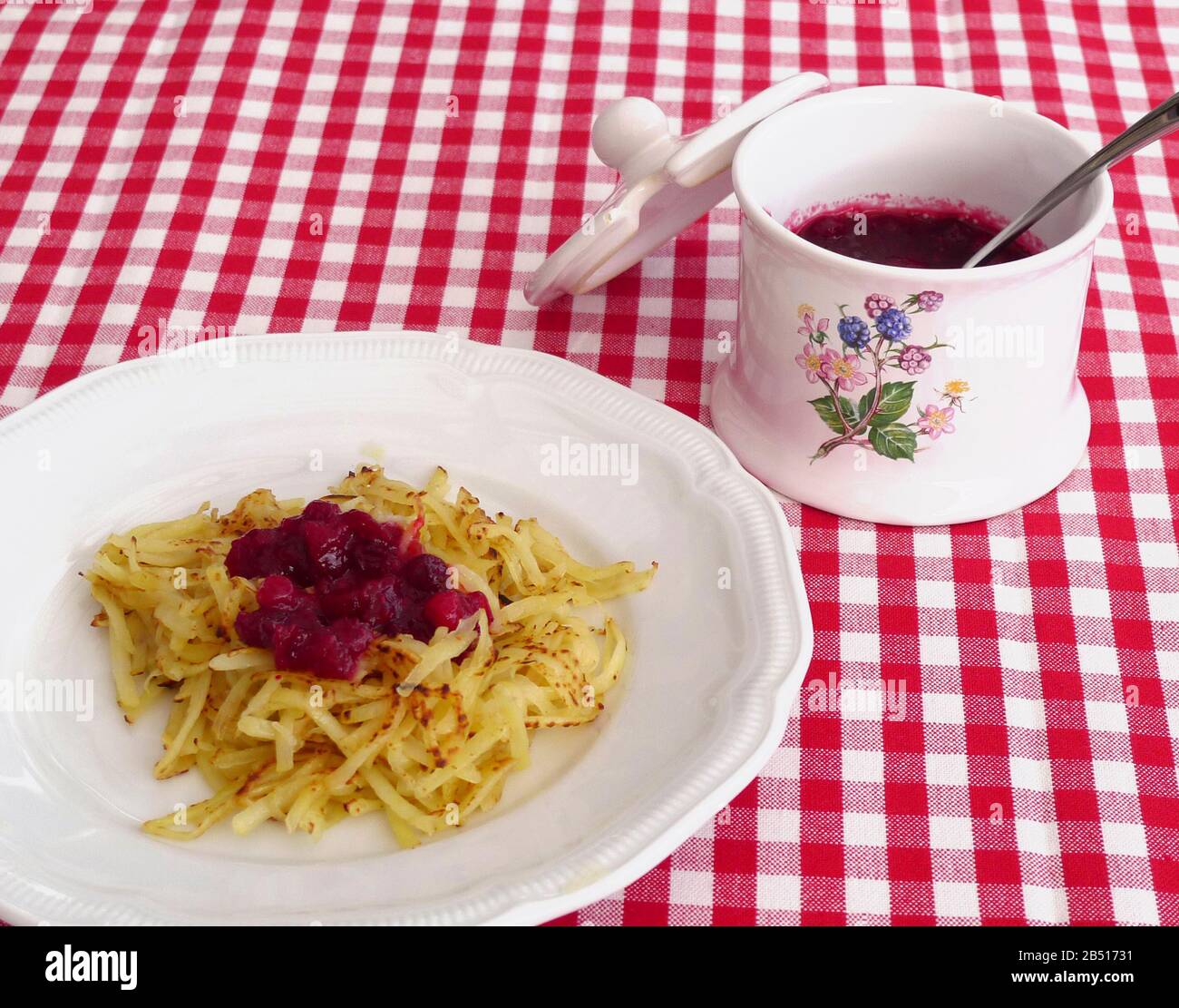 Patate fritte crude con confettura di mirtilli rossi Foto Stock