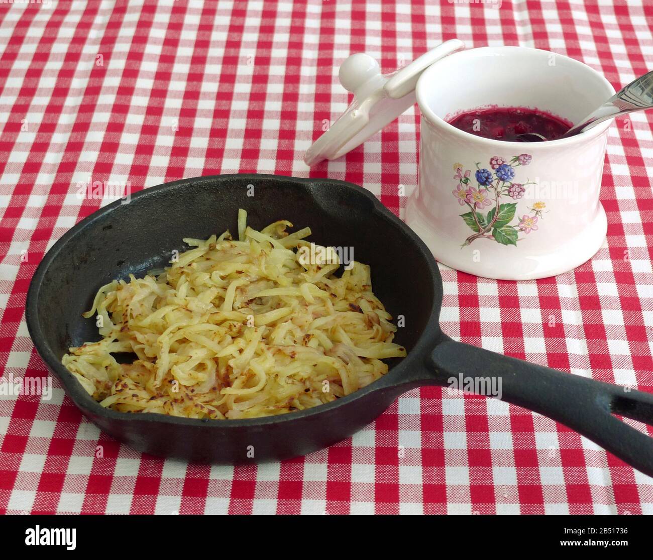 Patate fritte crude con confettura di mirtilli rossi Foto Stock