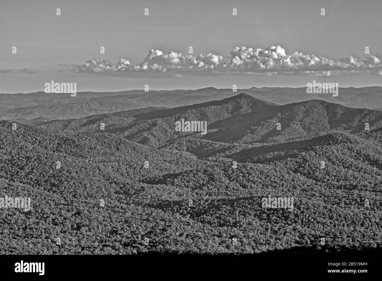 La vista dal Piscah Inn sul Monte Pisgah, sulla Blue Ridge Parkway a Waynesville, NC, USA, ha una vista mozzafiato. Foto Stock