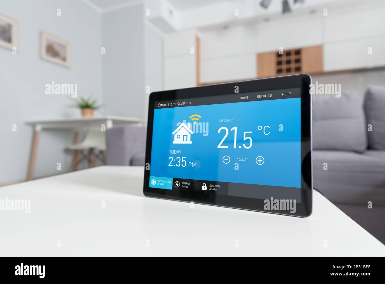 Dispositivo smart home system in un moderno soggiorno. Temperatura, efficienza energetica, controllo di sicurezza. Foto Stock