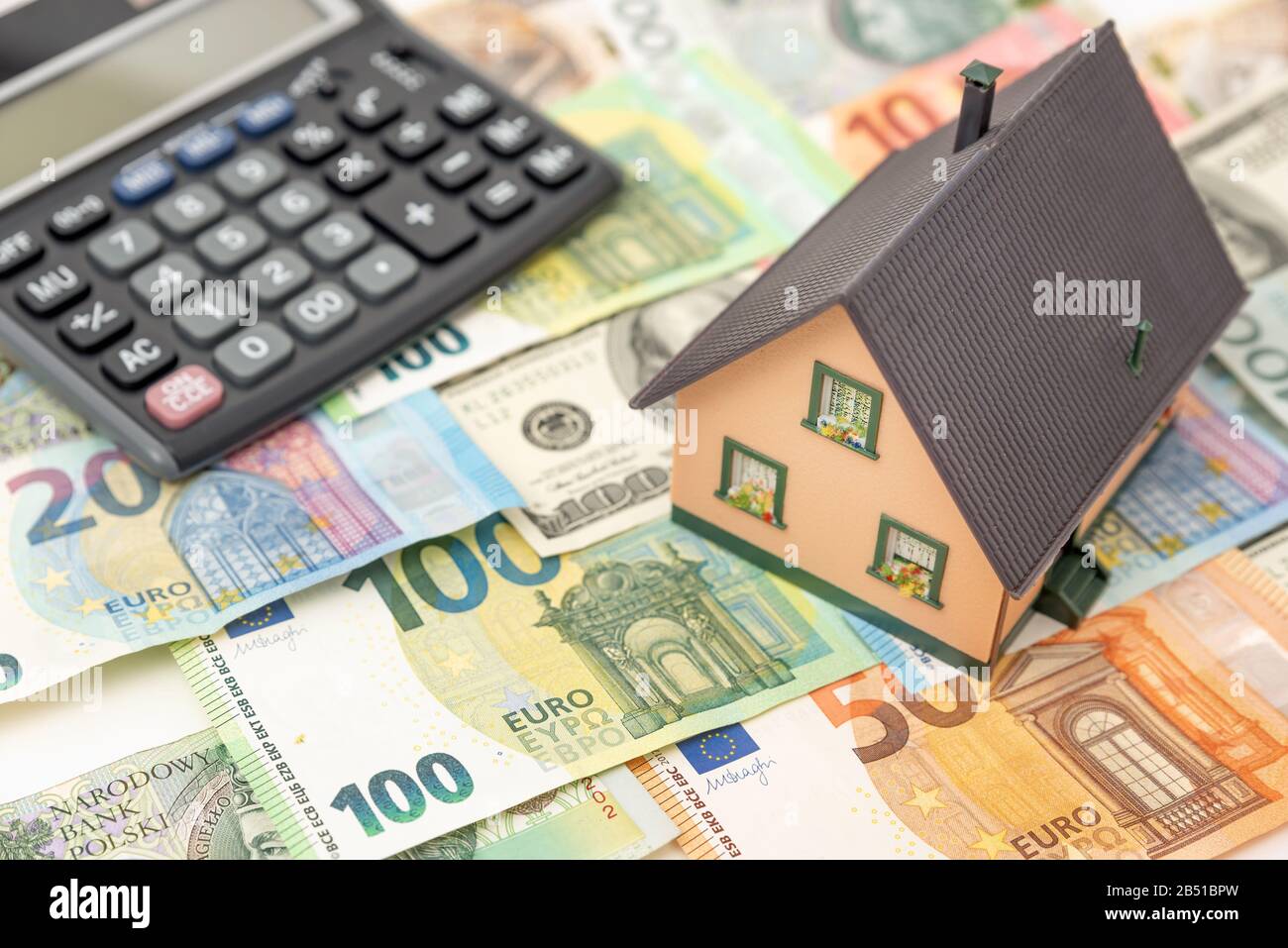 Modello di casa sulle banconote. Concetto di investimento immobiliare Foto Stock