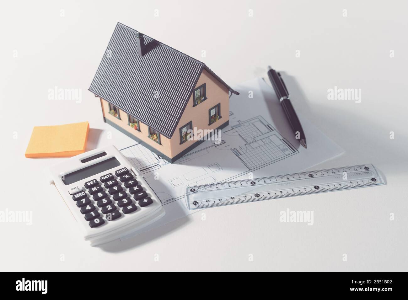 Comprando la vostra propria sede, concetto di prestito domestico. Modello della casa e forniture per ufficio Foto Stock