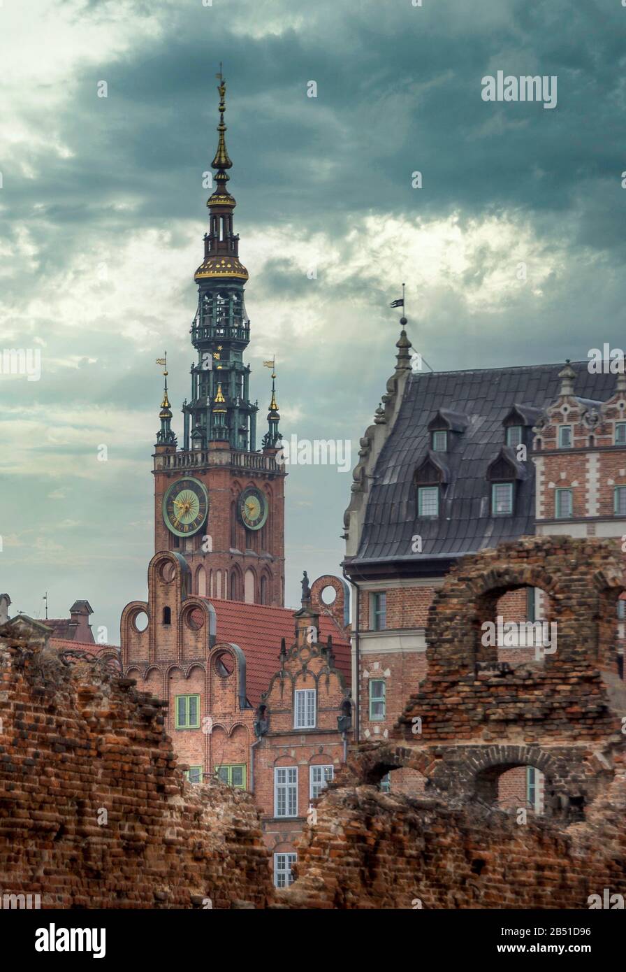 Gdansk, Polen - 8 marzo 2020: Alcuni edifici da Danzica dove si possono vedere sia il nuovo che il vecchio Foto Stock